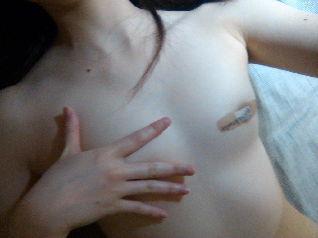 【自撮りエロ画像】これがメンヘラのおっぱい…絆創膏で隠された乳首がちょー卑猥な自撮り画像 その1