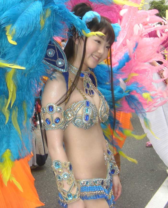 【サンバエロ画像】遠く離れた異国の祭りが日本で大人気…素人娘が半裸で踊り狂うサンバカーニバル その1