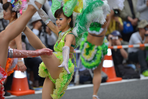 【サンバエロ画像】遠く離れた異国の祭りが日本で大人気…素人娘が半裸で踊り狂うサンバカーニバル その7