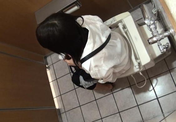 【トイレ盗撮画像】女性にとって最大の恥辱…排泄行為を覗かれるトイレ盗撮画像 その5