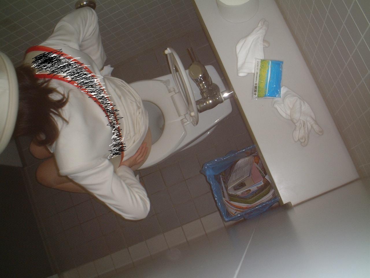【トイレ盗撮画像】女性にとって最大の恥辱…排泄行為を覗かれるトイレ盗撮画像 その11