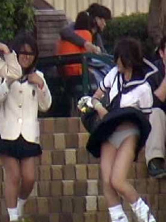 【風パンチラ画像】卒業まで同級生のオナネタにされそう…通学中女子高生が突風にあおられ風パンチラｗｗｗ その3
