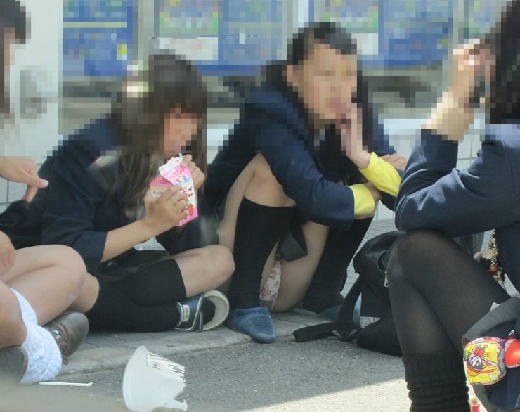 【JKしゃがみパンチラ画像】ちょっとお行儀の悪い女子高生の通学風景…電車やバスの待ち時間にパンツまる見えｗｗｗ その8