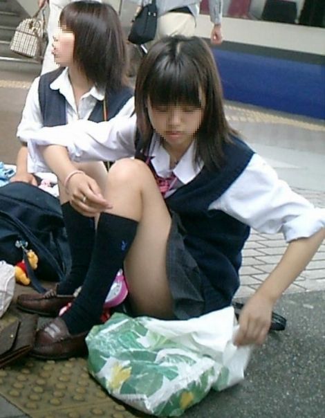 【JKしゃがみパンチラ画像】ちょっとお行儀の悪い女子高生の通学風景…電車やバスの待ち時間にパンツまる見えｗｗｗ その10