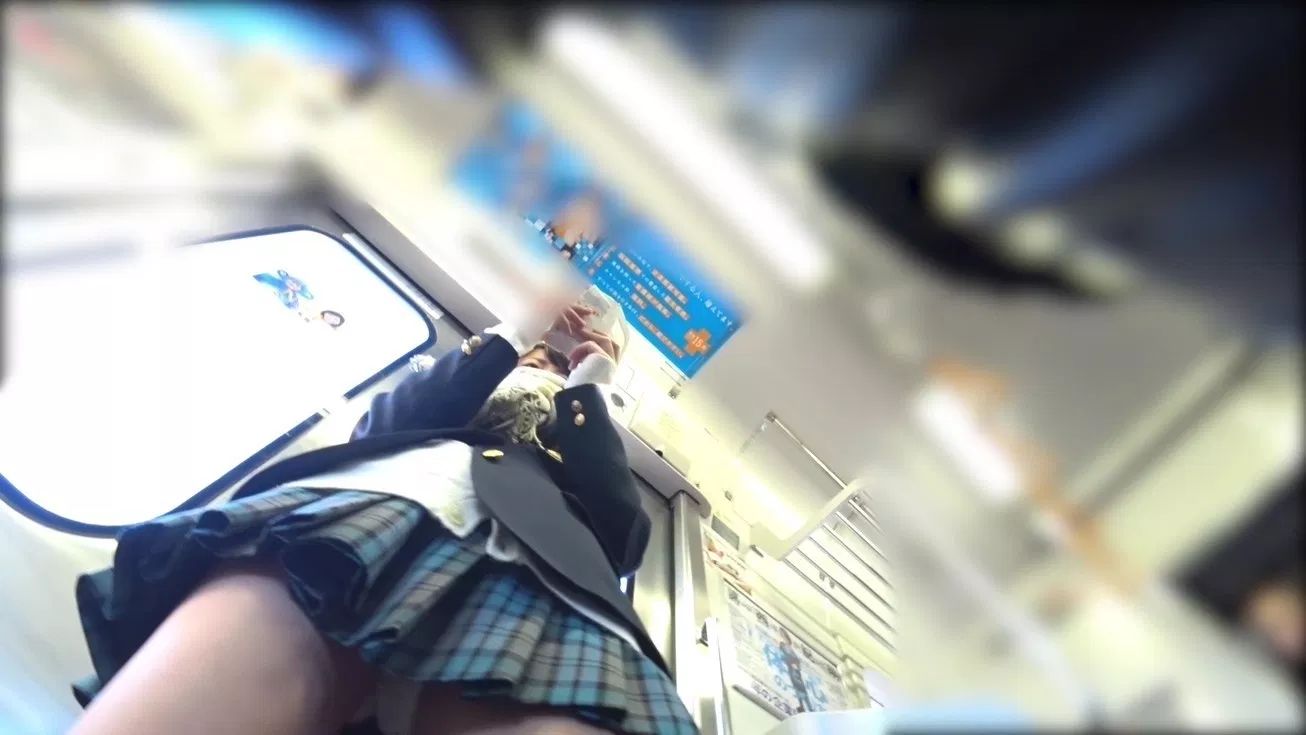 【JK逆さ撮りエロ画像】憂鬱な通勤電車で唯一の楽しみ…通学中女子高生の下半身をこっそり撮る逆さ撮りパンチラｗｗｗ その4
