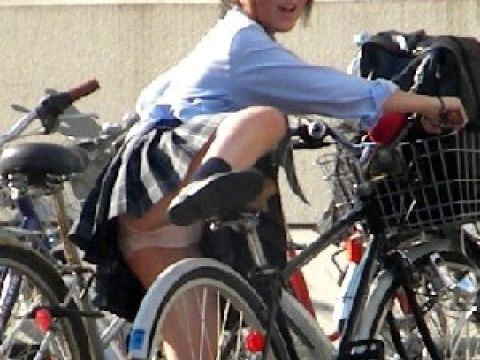 一瞬めくれあがったスカートから見える女子高生のパンツに興奮する…自転車通学中のハプニングエロ画像