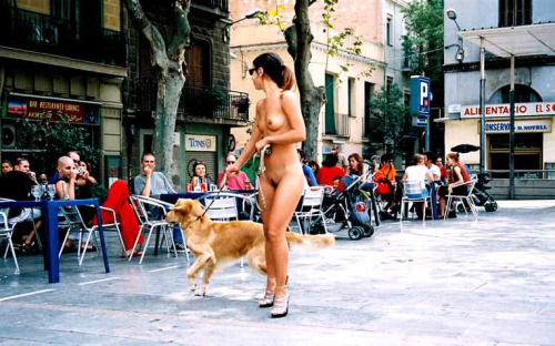 【野外露出エロ画像】海外のヌーディストたちで流行ってる全裸散歩…一般人がドン引きしてる全裸で犬の散歩する外国人 その2