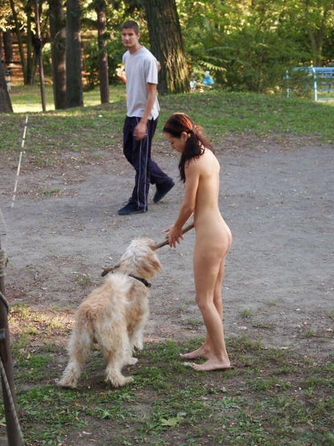 【野外露出エロ画像】海外のヌーディストたちで流行ってる全裸散歩…一般人がドン引きしてる全裸で犬の散歩する外国人 その4