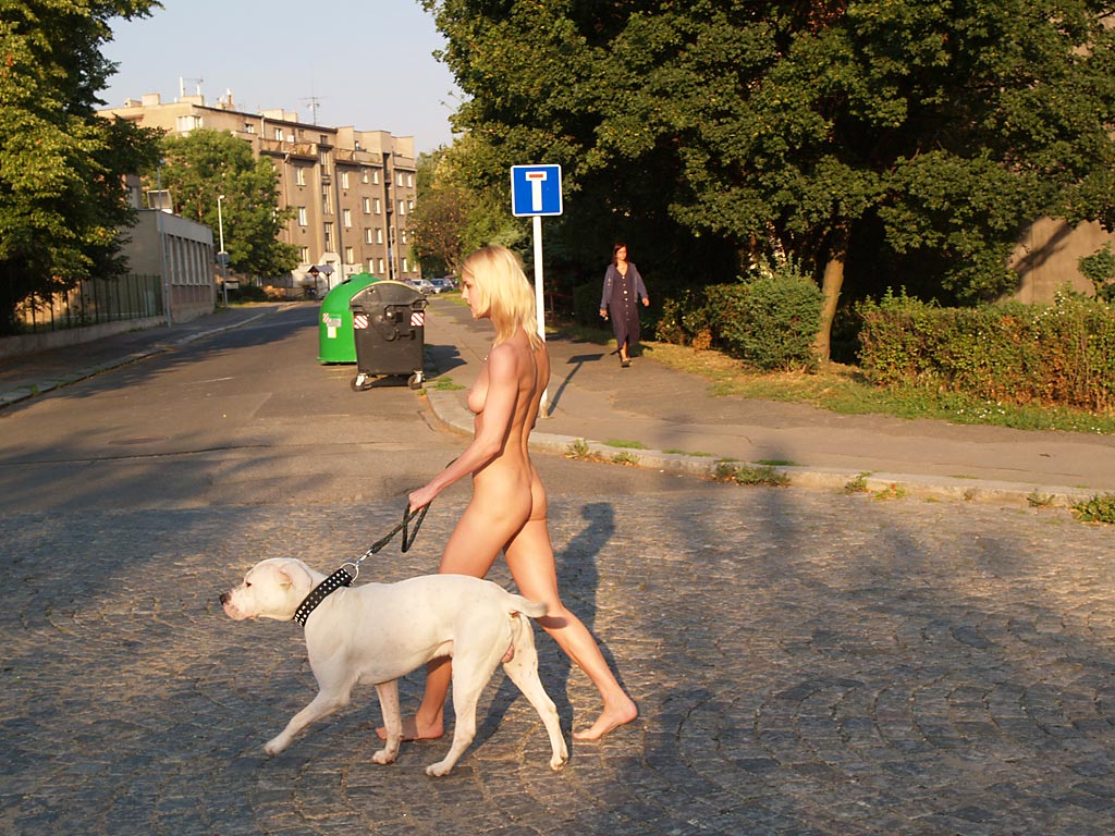【野外露出エロ画像】海外のヌーディストたちで流行ってる全裸散歩…一般人がドン引きしてる全裸で犬の散歩する外国人 その11