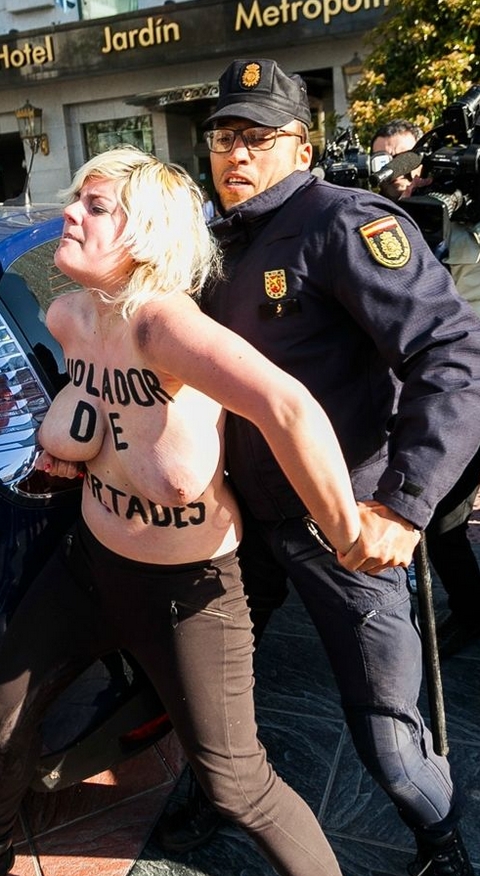 真冬なのにおっぱいまる出し！！海外の売春婦たちがトップレスで抗議…警官隊に揉みくちゃにされるデモ鎮圧エロ画像 その7