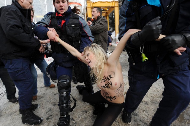 真冬なのにおっぱいまる出し！！海外の売春婦たちがトップレスで抗議…警官隊に揉みくちゃにされるデモ鎮圧エロ画像 その11