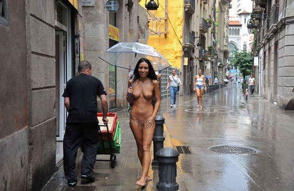 なぜか雨が降ると裸になりたがる外国人ｗｗｗ雨天露出プレイがめっちゃ楽しそうな痴女画像 その1