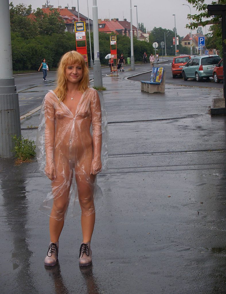 なぜか雨が降ると裸になりたがる外国人ｗｗｗ雨天露出プレイがめっちゃ楽しそうな痴女画像 その2