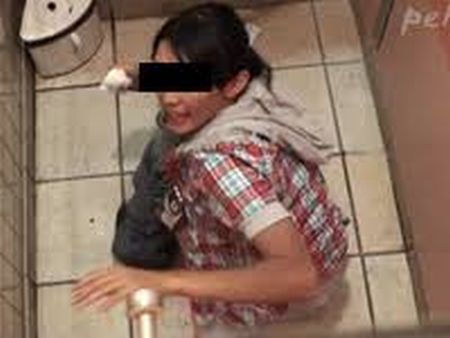 盗撮に気づいて焦る女性の顔がリアル…ガッツリバレてしまったトイレ盗撮画像 その1