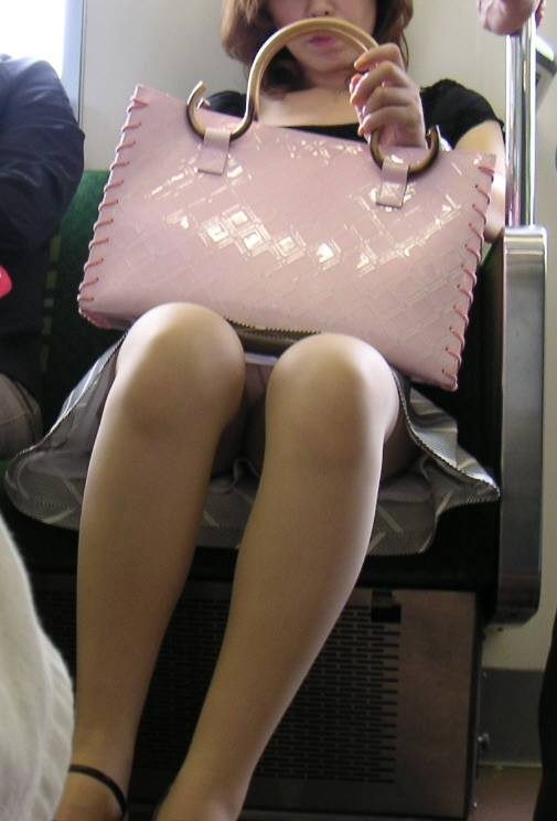 ゾクゾクするほどそそる太もも！電車内で発見したスケベな美脚が痴漢を誘発している電車内盗撮画像 その1