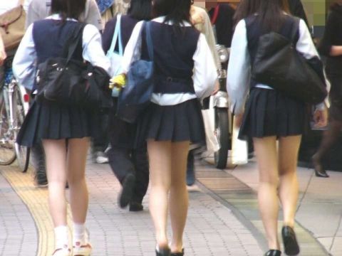 友達と一緒に登下校する女子高生たち…ミニスカの美脚が並ぶと迫力満点！スベスベの生足フェチエロ画像